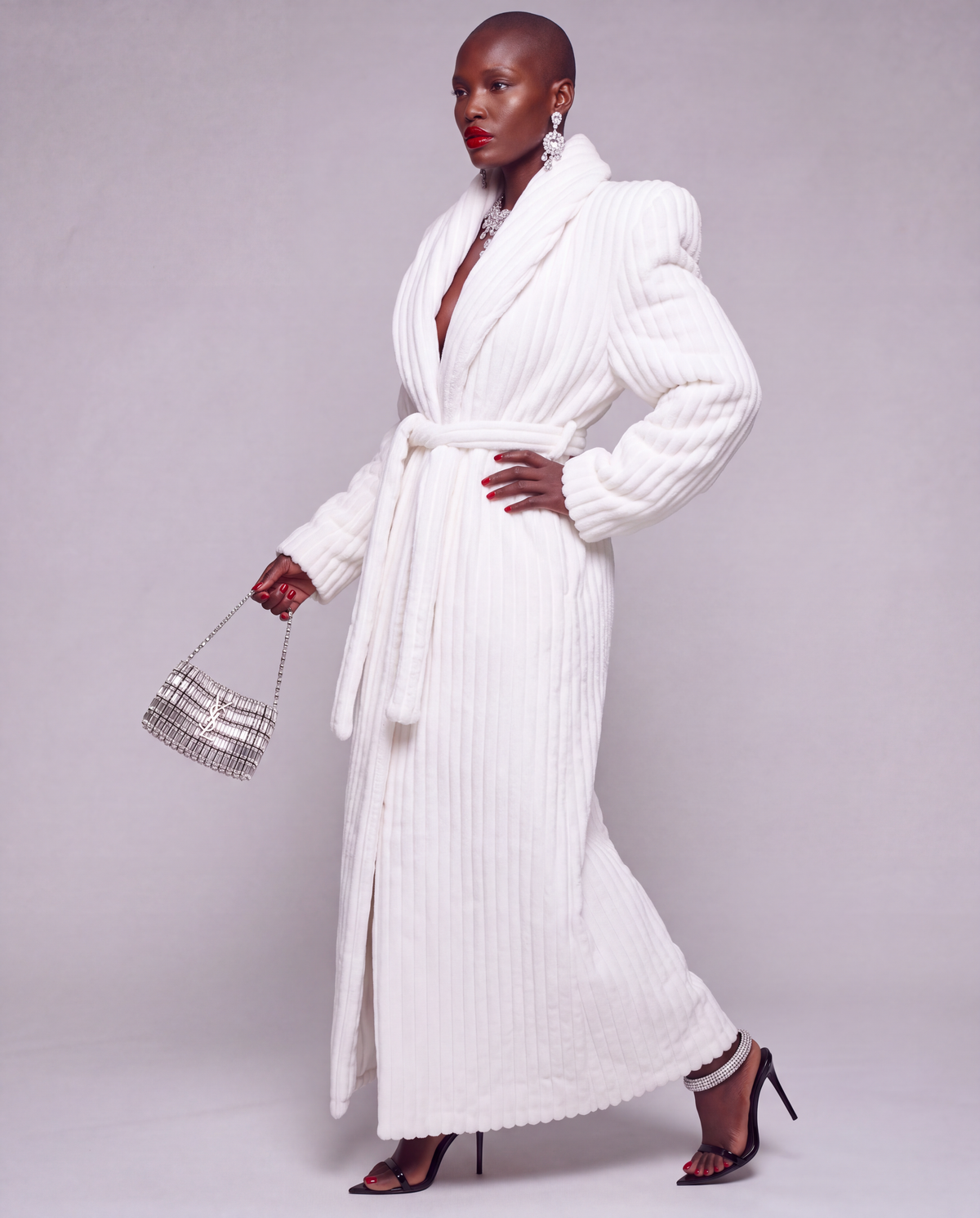 Biały płaszcz damski maxi z eko futra - WHITE LUXE BATHROBE