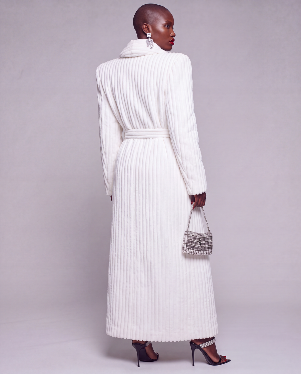 Biały płaszcz damski maxi z eko futra - WHITE LUXE BATHROBE