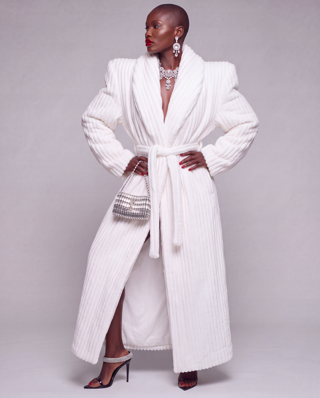 Biały płaszcz damski maxi z eko futra - WHITE LUXE BATHROBE