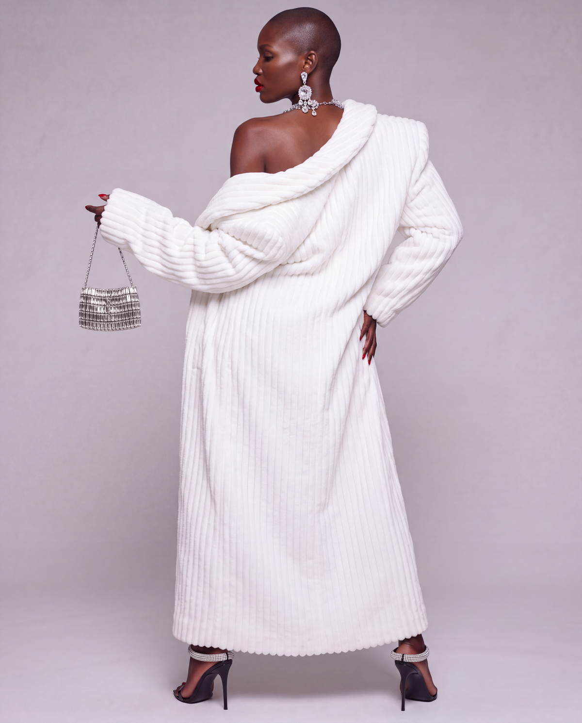 Biały płaszcz damski maxi z eko futra - WHITE LUXE BATHROBE