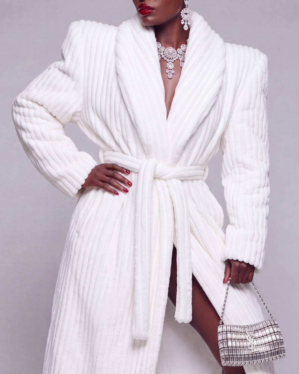 Biały płaszcz damski maxi z eko futra - WHITE LUXE BATHROBE