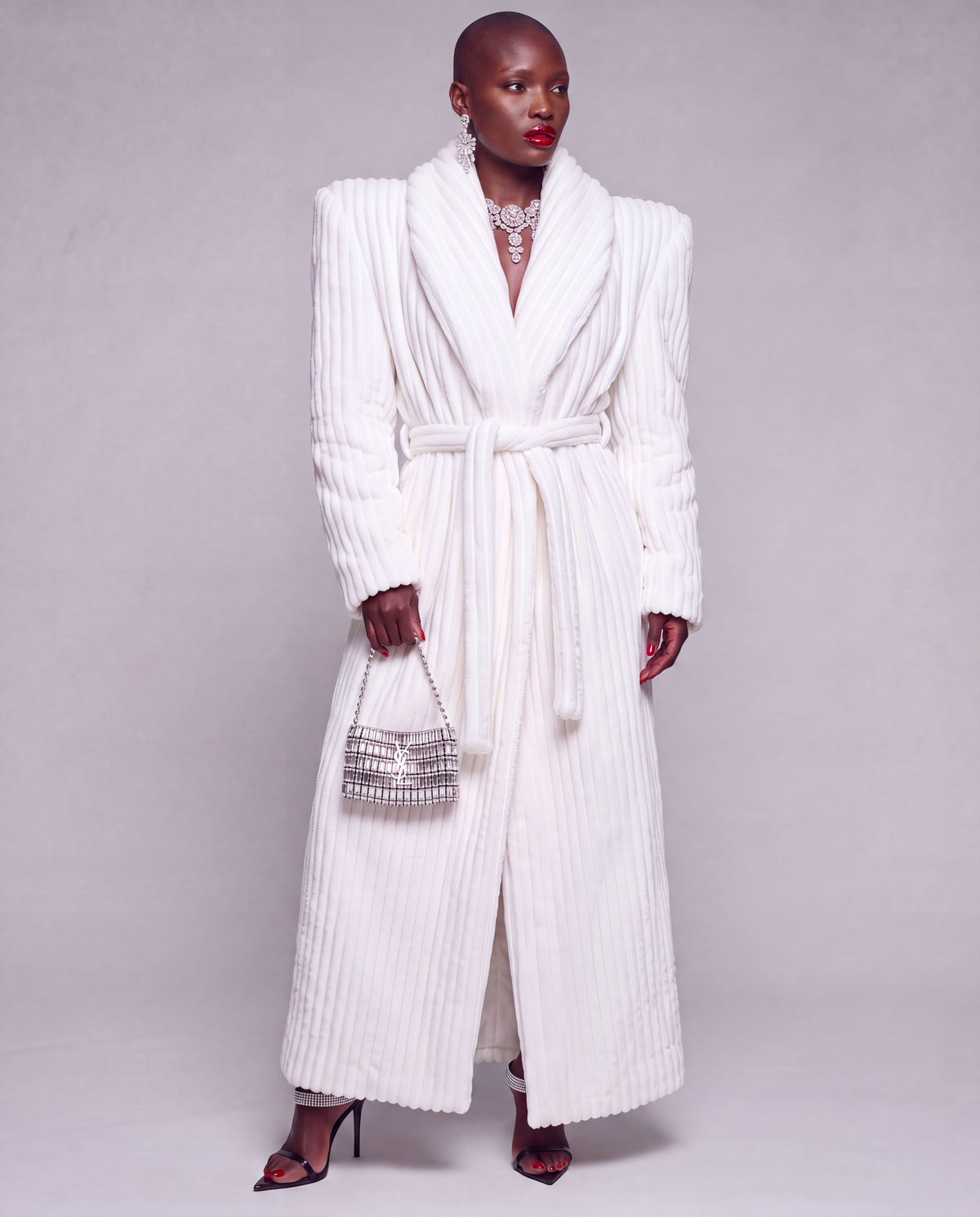 Biały płaszcz damski maxi z eko futra - WHITE LUXE BATHROBE