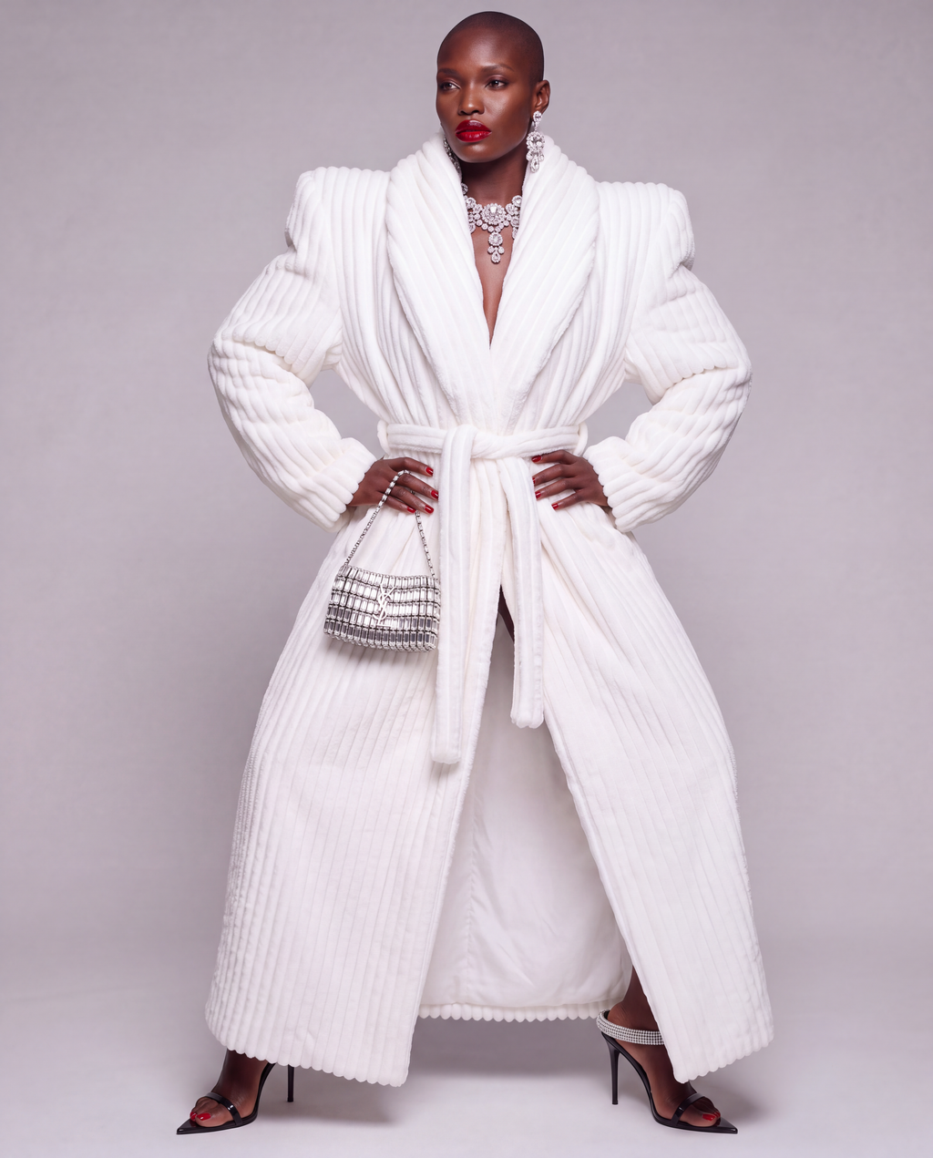 Biały płaszcz damski maxi z eko futra - WHITE LUXE BATHROBE