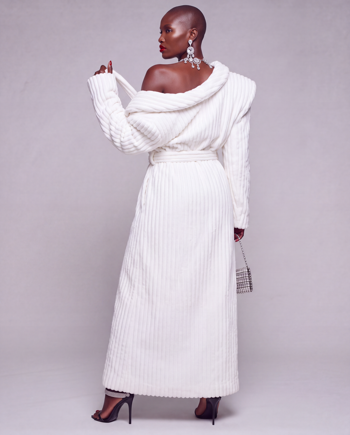 Biały płaszcz damski maxi z eko futra - WHITE LUXE BATHROBE