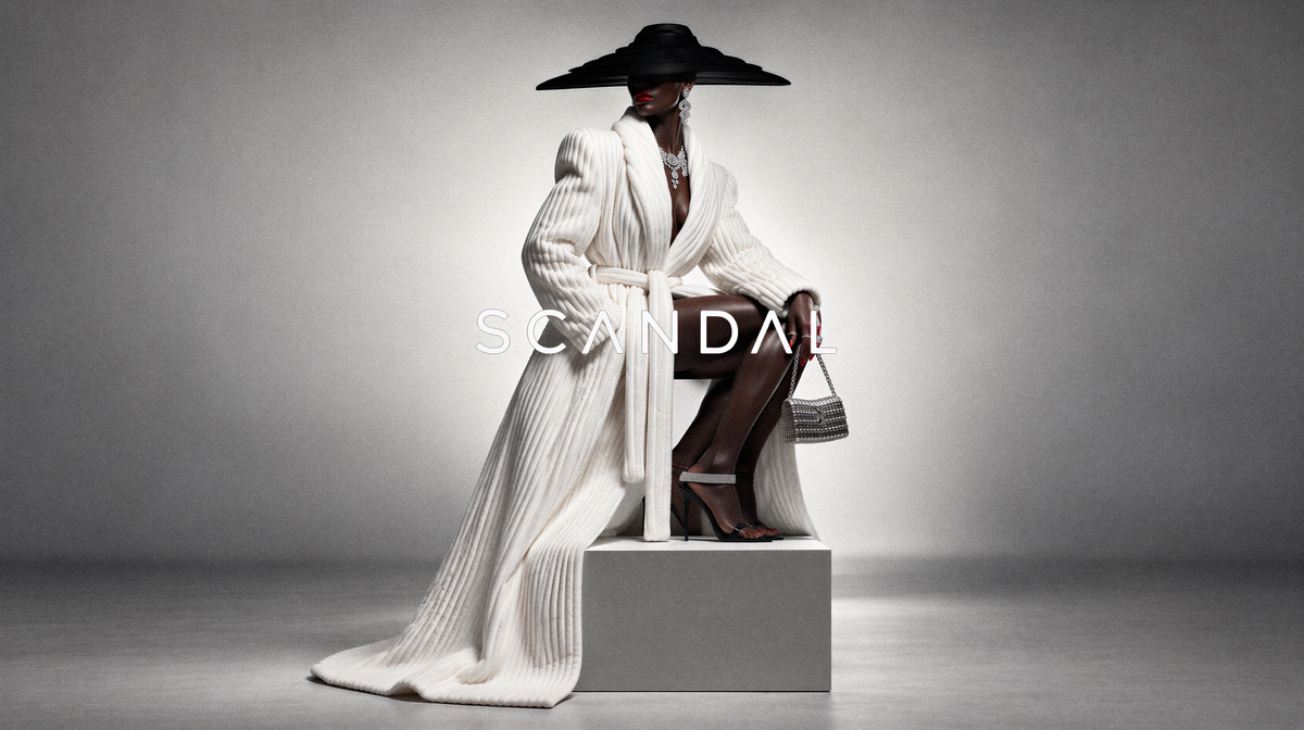 Biały płaszcz damski maxi z eko futra - WHITE LUXE BATHROBE