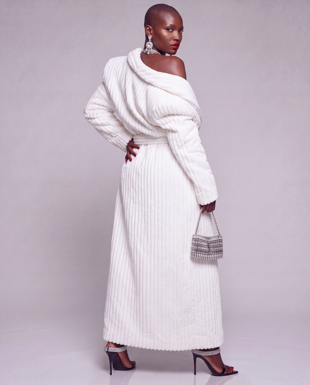 Biały płaszcz damski maxi z eko futra - WHITE LUXE BATHROBE
