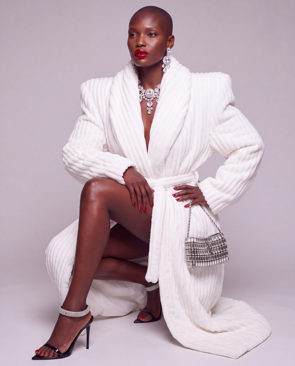 Biały płaszcz damski maxi z eko futra - WHITE LUXE BATHROBE