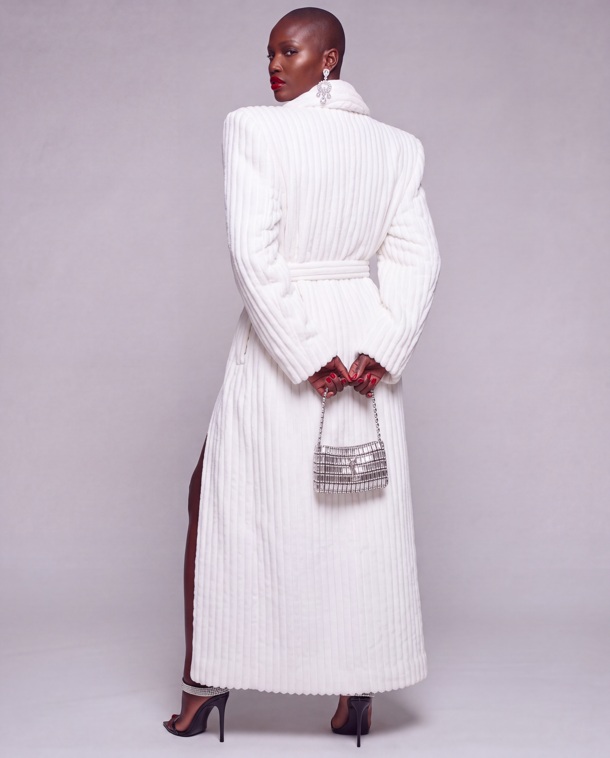 Biały płaszcz damski maxi z eko futra - WHITE LUXE BATHROBE