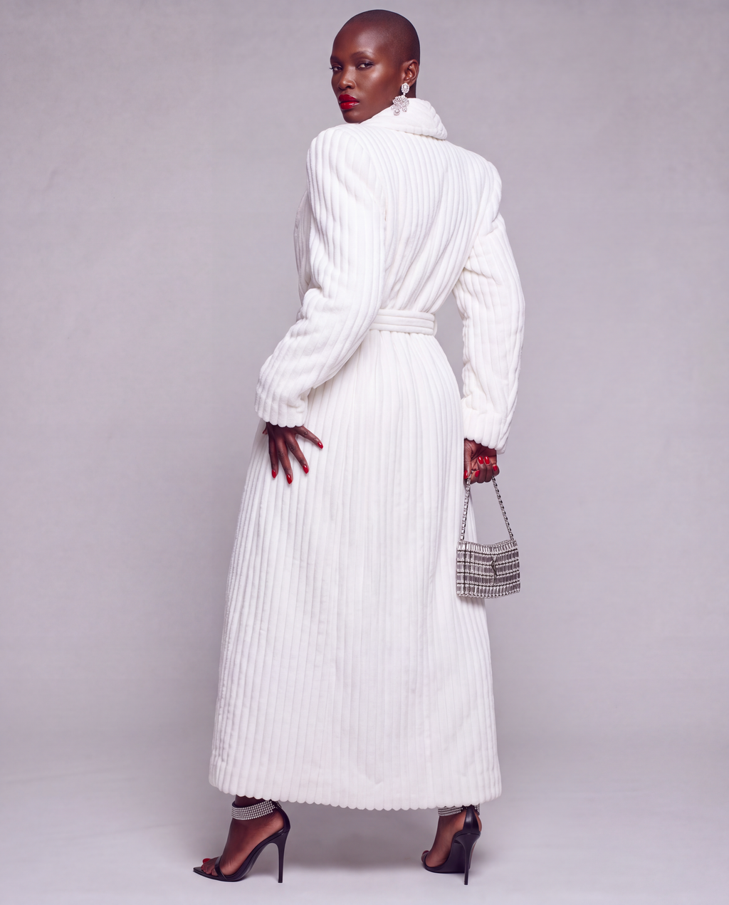 Biały płaszcz damski maxi z eko futra - WHITE LUXE BATHROBE