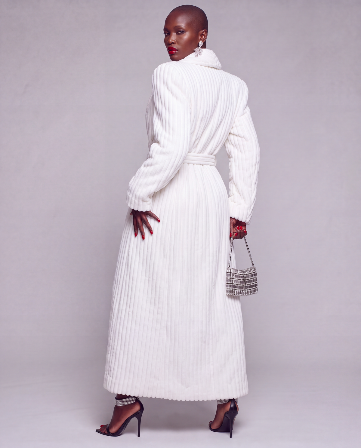 Biały płaszcz damski maxi z eko futra - WHITE LUXE BATHROBE