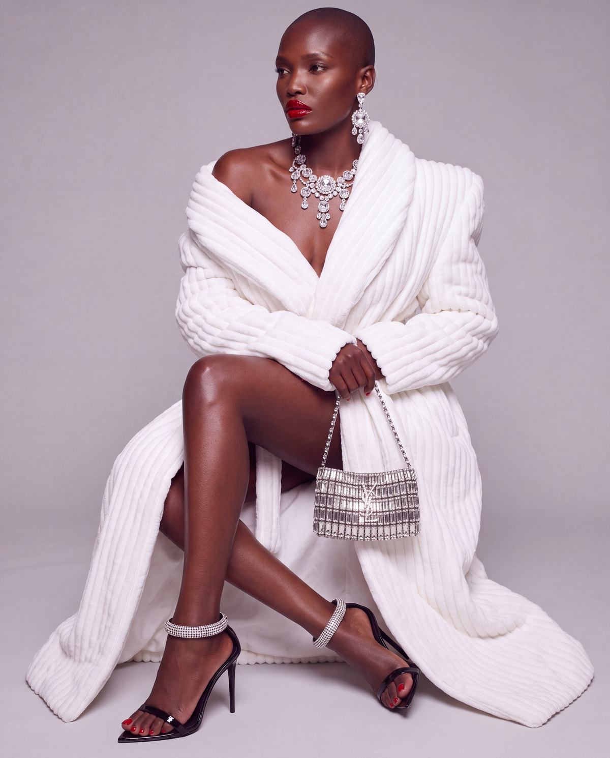 Biały płaszcz damski maxi z eko futra - WHITE LUXE BATHROBE