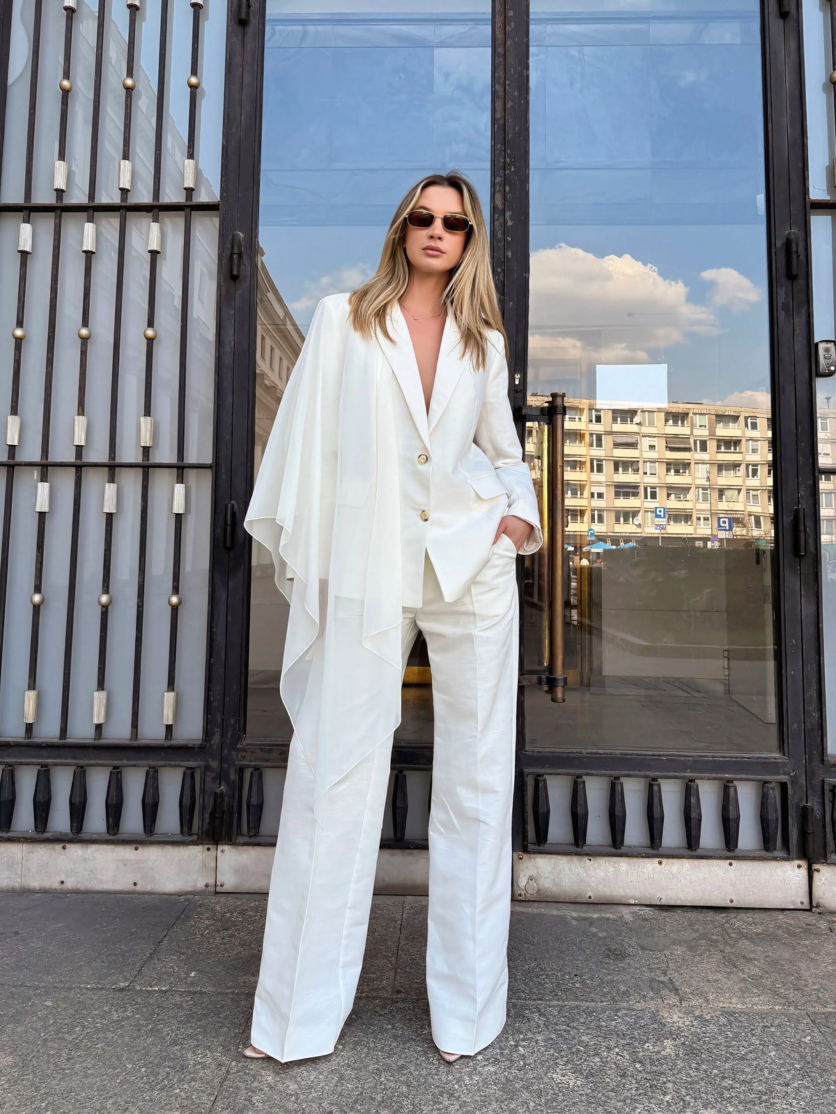 Biały garnitur damski AURA White Linen Suit