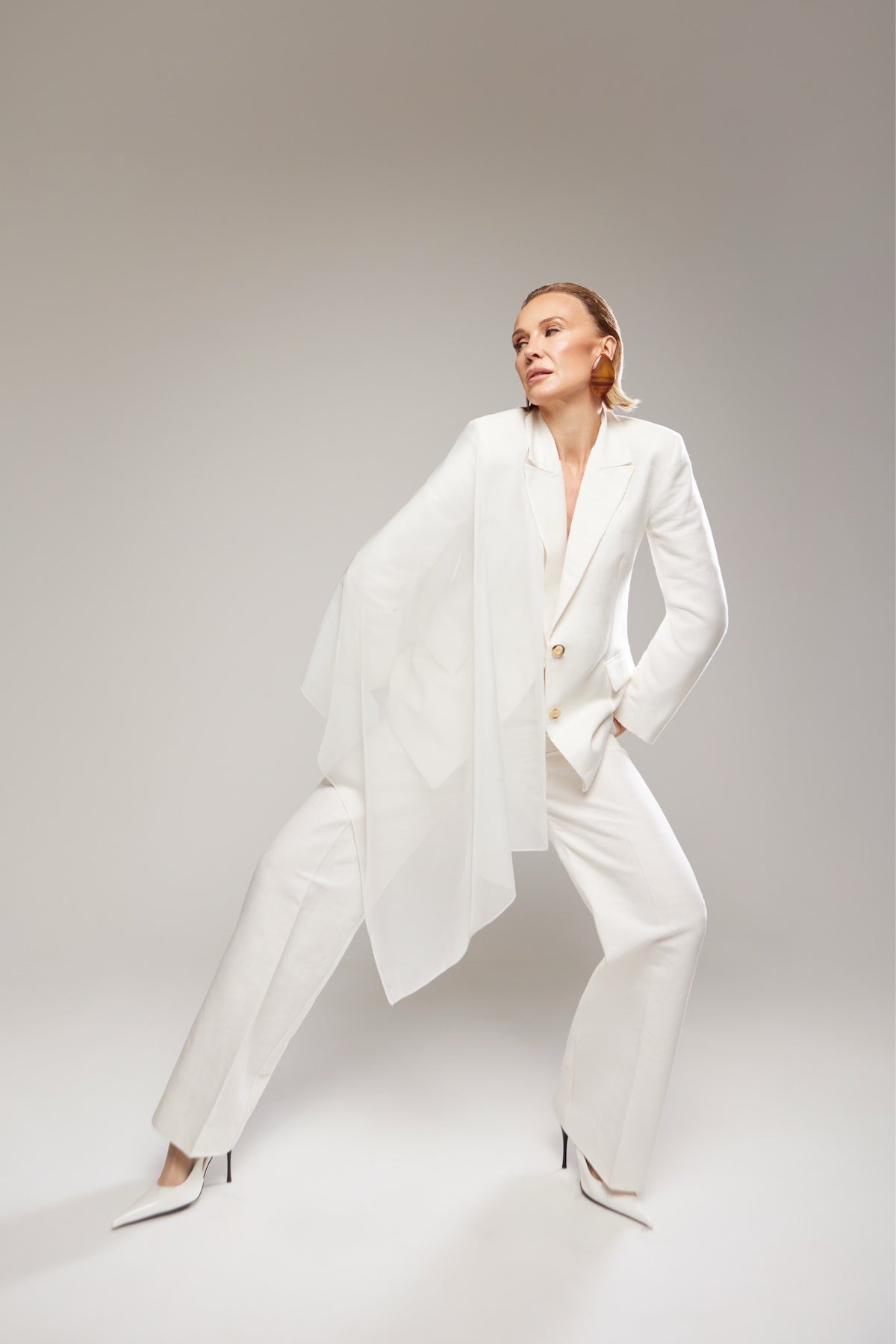 Biały garnitur damski AURA White Linen Suit