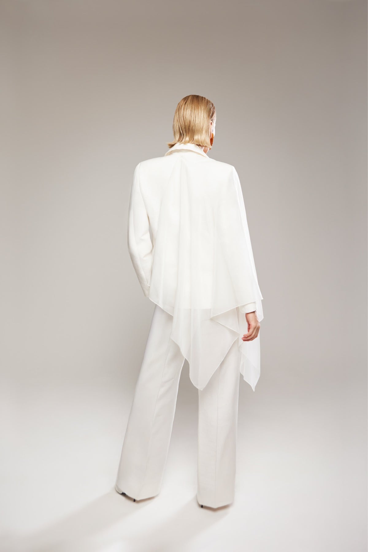 Biały garnitur damski AURA White Linen Suit