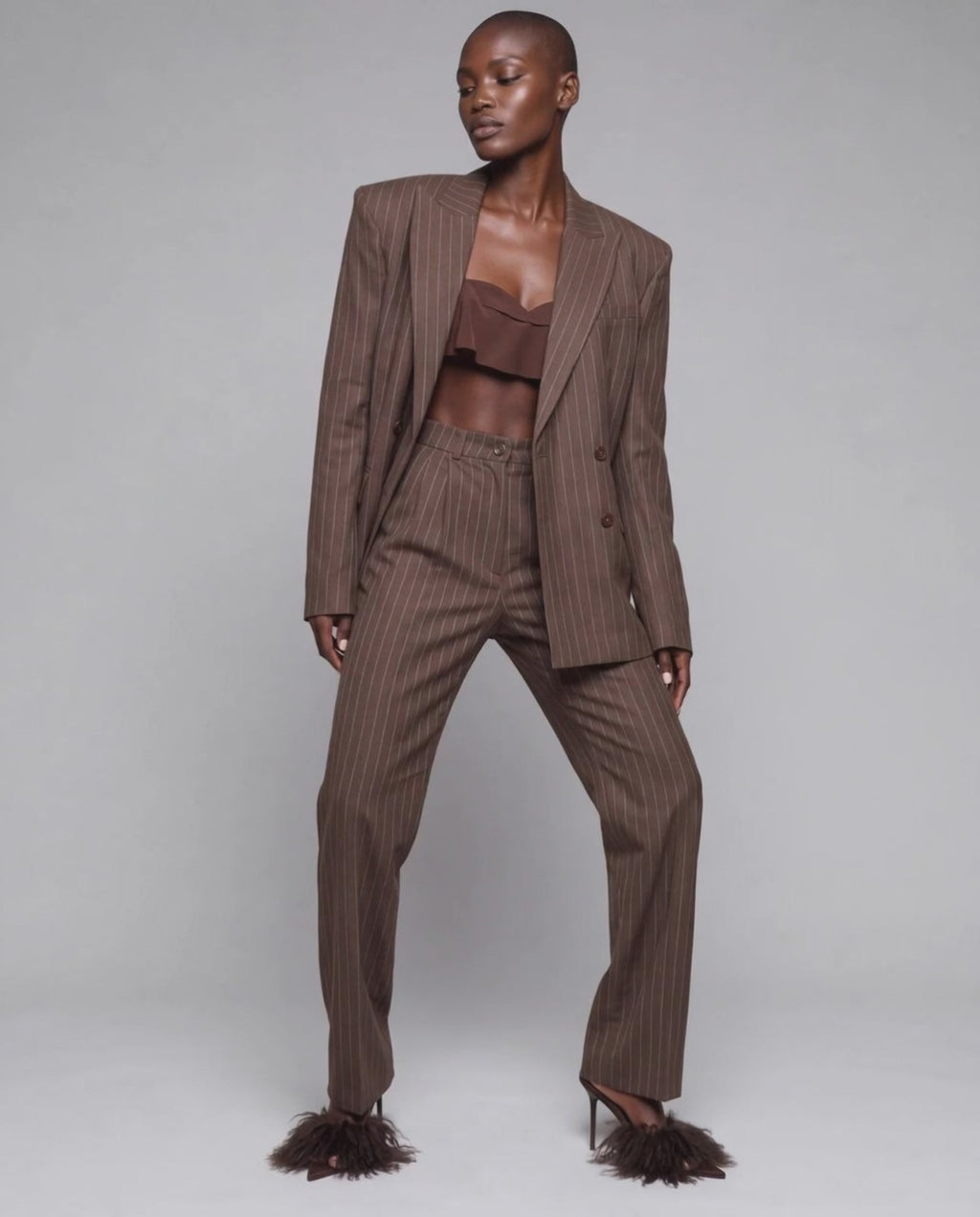 Brauner Nadelstreifen-Damenanzug – Blazer und Hose