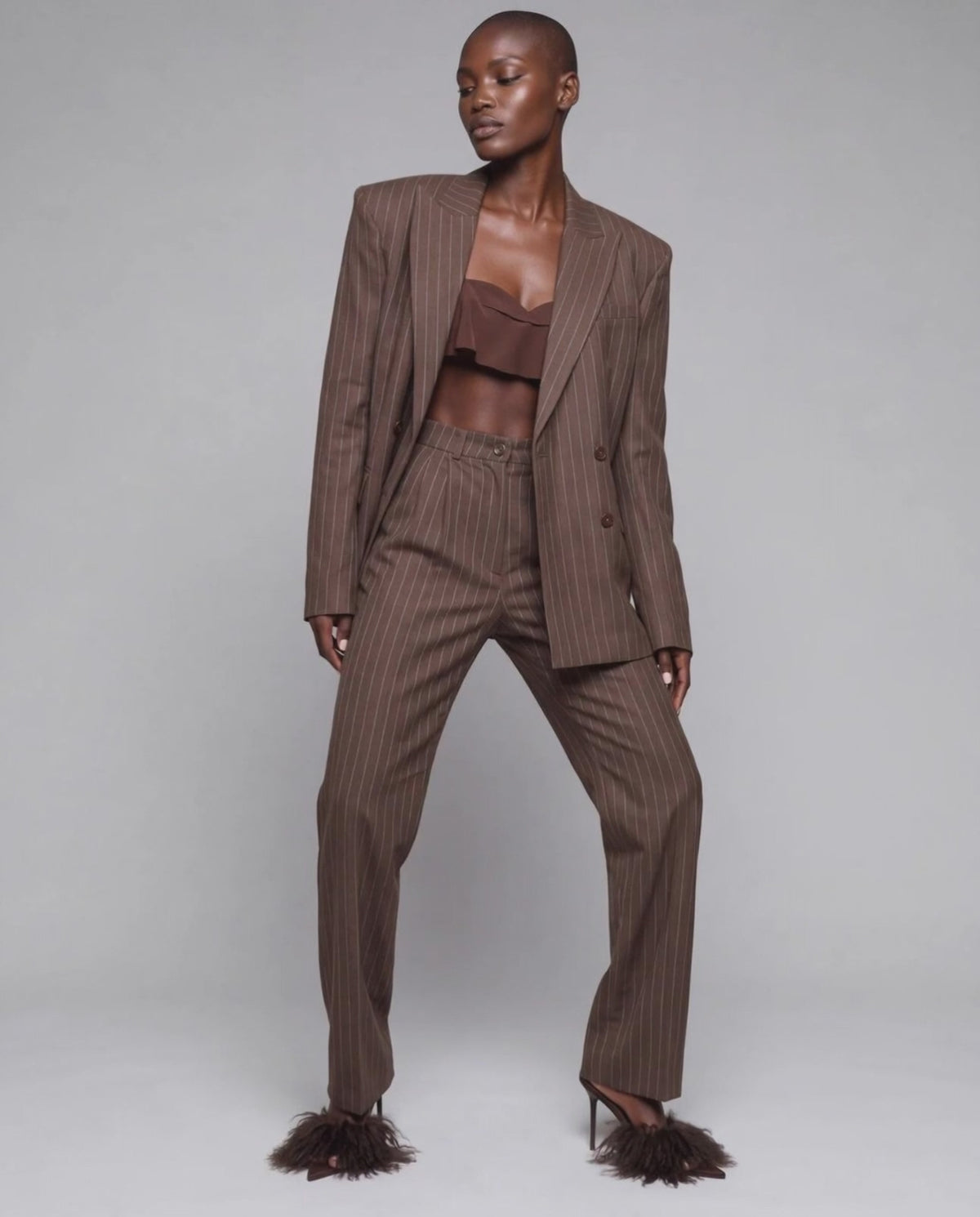 Brauner Nadelstreifen-Damenanzug – Blazer und Hose