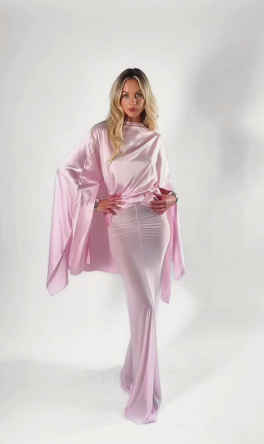Rosafarbenes Seidenset – Kimono mit Schlitzen und langer, halbtransparenter Rock